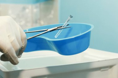 steril iğne alarak doktor 