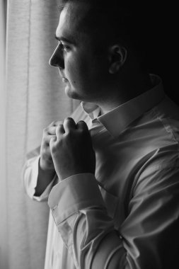 genç adam forması koyarak