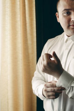 genç adam forması koyarak