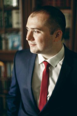 koyu mavi takım elbise kravat ile damat