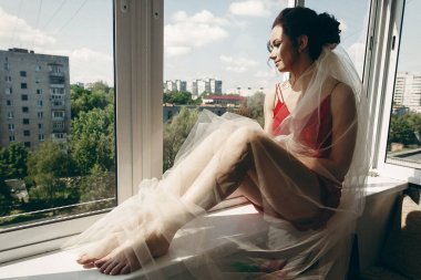 Gelin elbise beyaz örtü ile içinde