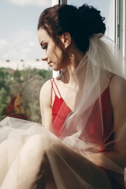 Gelin elbise beyaz örtü ile içinde