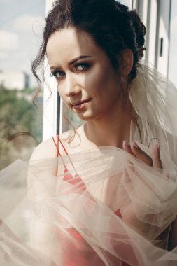 gelin düğün peçe ile kırmızı elbise içinde 