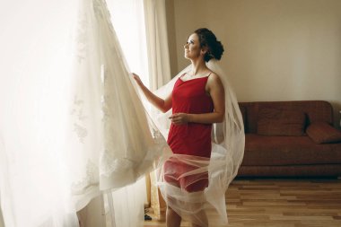 Gelin peçe ile kırmızı elbise içinde 