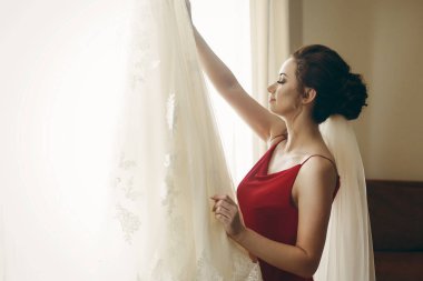 Gelin peçe ile kırmızı elbise içinde 