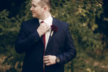 damat şık elbiseli gülümseyen 