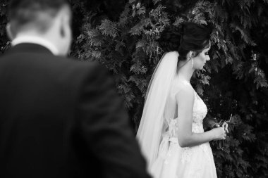 Gelin düğün buket ile ayakta 