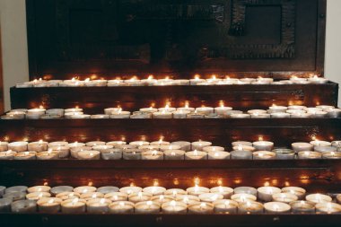 Kilisenin sunak üzerinde yanan mumlar 
