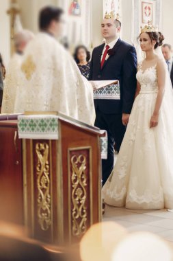 Gelin ve damat altın kron giyiyor