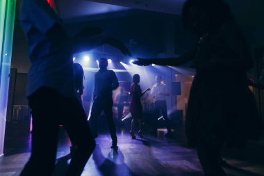 gece kulübünde dans partisi 