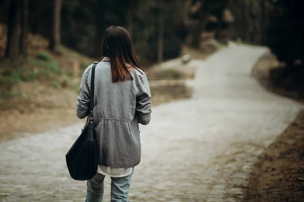 Chica caminando por carretera pavimento —  Fotos de Stock