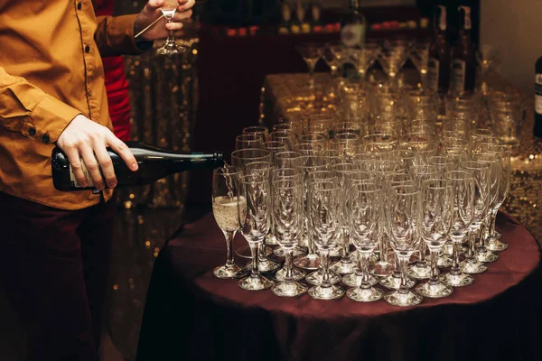 Офіціант наливає блискуче шампанське — стокове фото