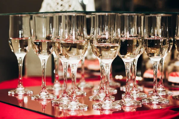Şampanya bardakları masada. — Stok fotoğraf