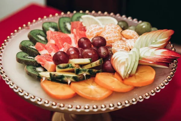  Düğün resepsiyonunda meyve tabağı 