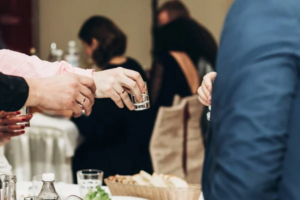 Business men toasting at dinner party — стоковое фото