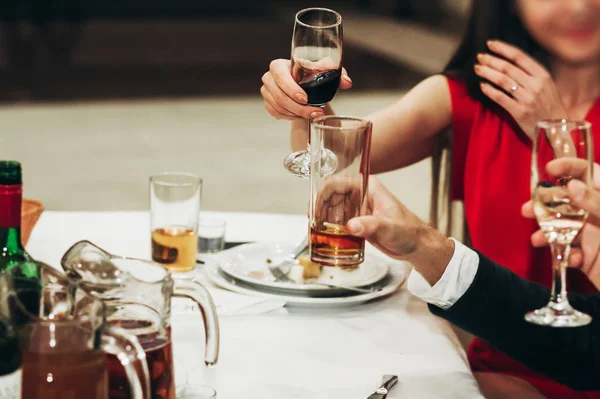 Convidados brindar bebidas em copos — Fotografia de Stock