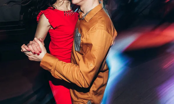 Folk dansar på nattklubben — Stockfoto