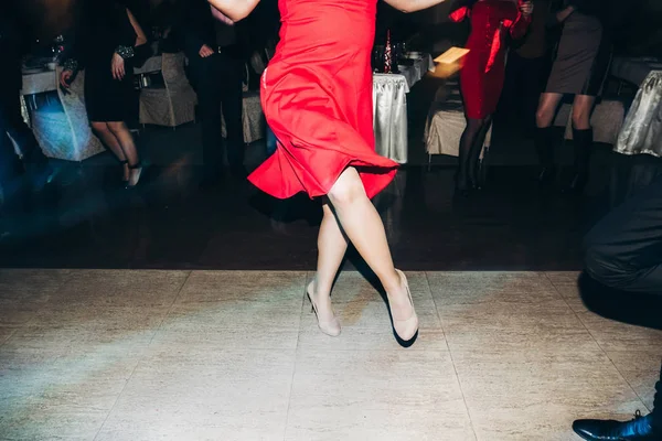 Люди танцуют в ночном клубе — стоковое фото