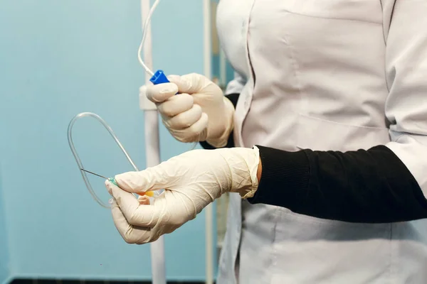 Doctor poniéndose jeringa con cura antídoto — Foto de Stock