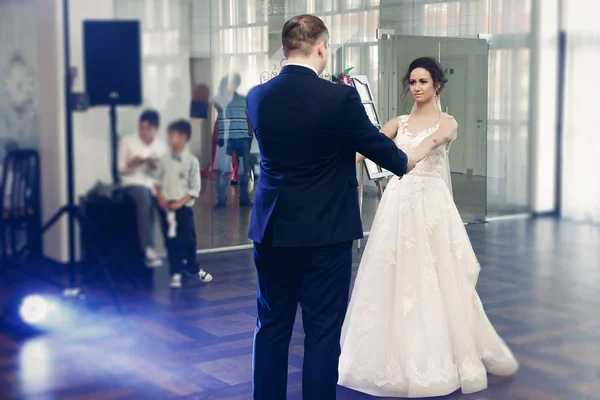 Recién casados tomados de la mano y bailando — Foto de Stock