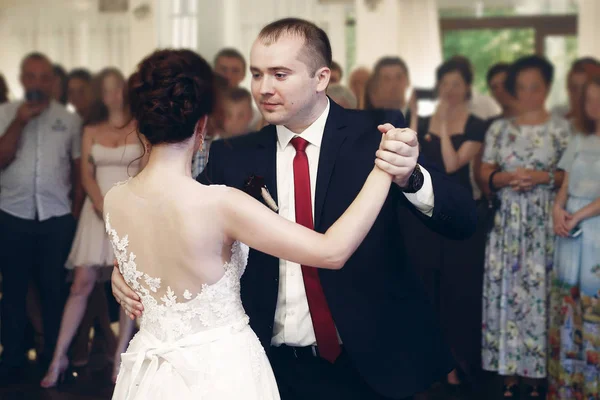 Recién casados tomados de la mano y bailando —  Fotos de Stock