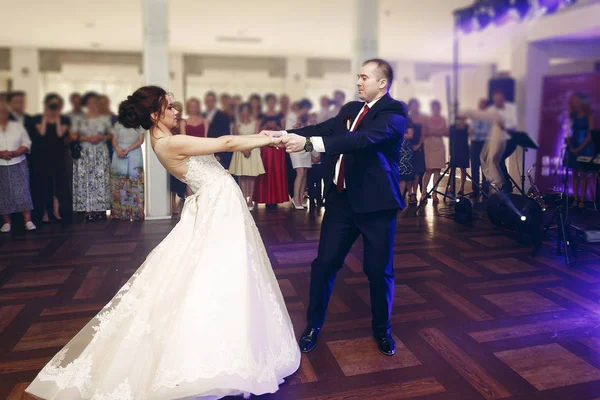 Recién casados tomados de la mano y bailando — Foto de Stock