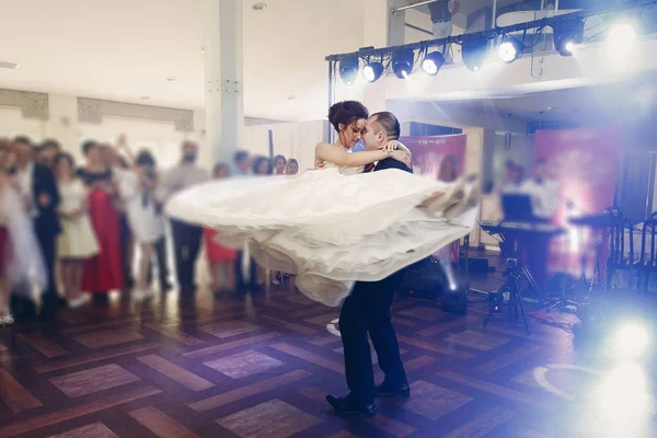 Couple nouvellement marié première danse — Photo