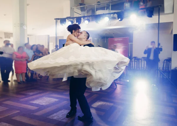 新婚カップルの最初のダンス — ストック写真