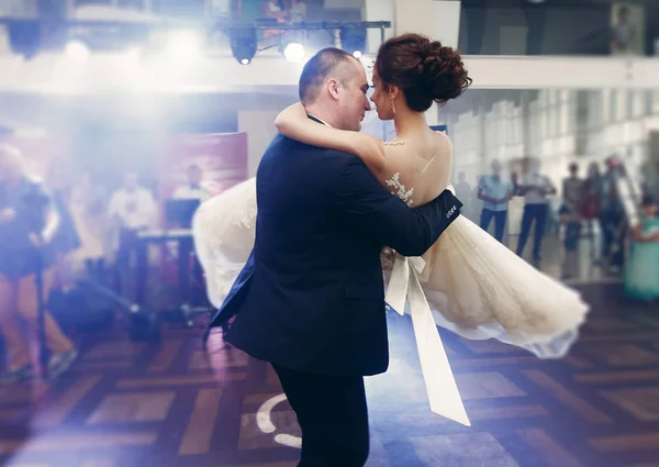 Recién casados pareja primer baile —  Fotos de Stock
