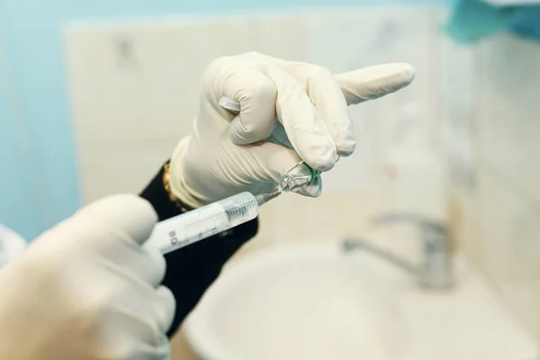 Lääkäri pistämässä lääketieteellistä vastalääkettä ruiskuun — kuvapankkivalokuva