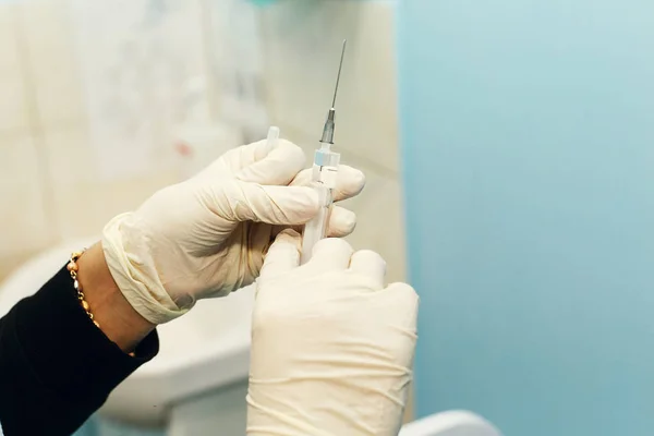 Doctor injecting medical antidote syringe — Stock Photo, Image