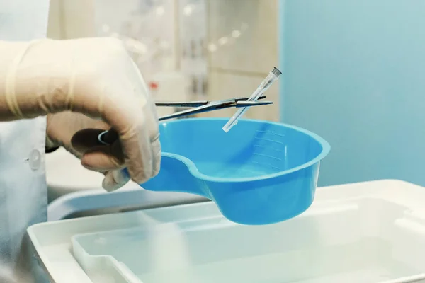 Лікар виймає стерильну голку — стокове фото