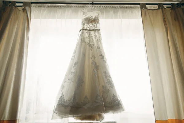 Kleid für Braut auf Kleiderbügel — Stockfoto