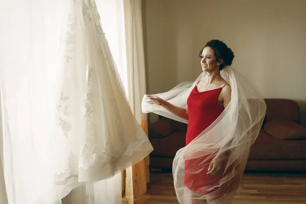 Невеста в красном халате с вуалью — стоковое фото