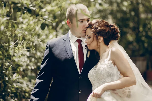 Yeni evli çift açık havada — Stok fotoğraf