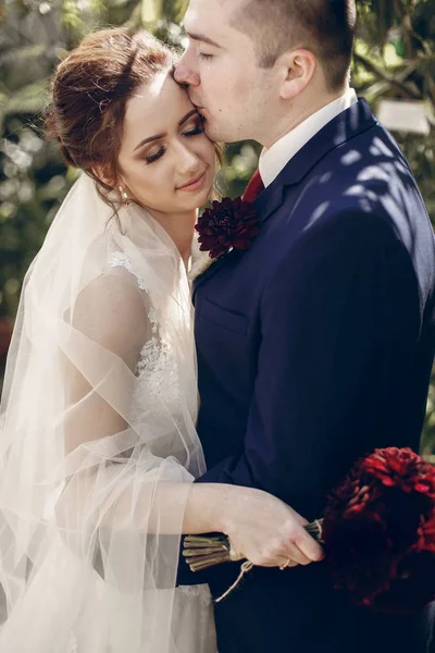 Щаслива молода пара обіймає на відкритому повітрі, портрет нареченого поцілунок — стокове фото