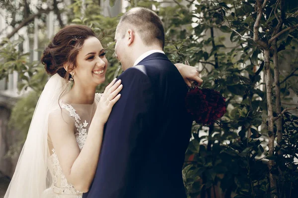 Nygift par kramar utomhus — Stockfoto