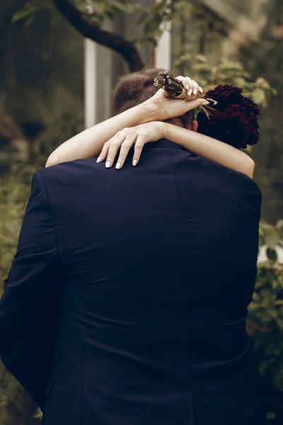 Recém-casado casal abraçando ao ar livre — Fotografia de Stock