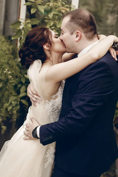 Nygift par kyssas utomhus — Stockfoto