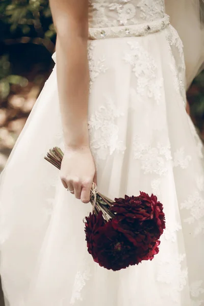 Sposa con fiori rossi — Foto Stock