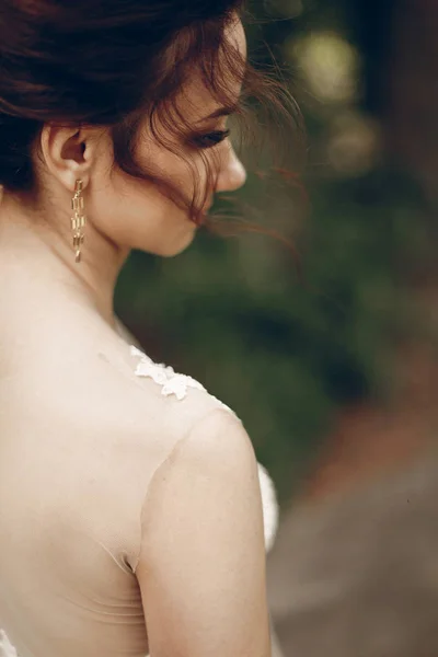 Bride with luxury earring — Stock Photo, Image