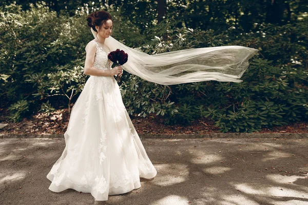 Noiva em vestido de noiva branco — Fotografia de Stock