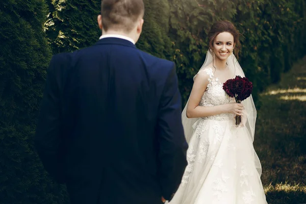 Noiva com buquê de flores vermelhas — Fotografia de Stock