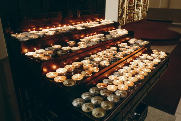 Палаючі свічки на церковному вівтарі — стокове фото