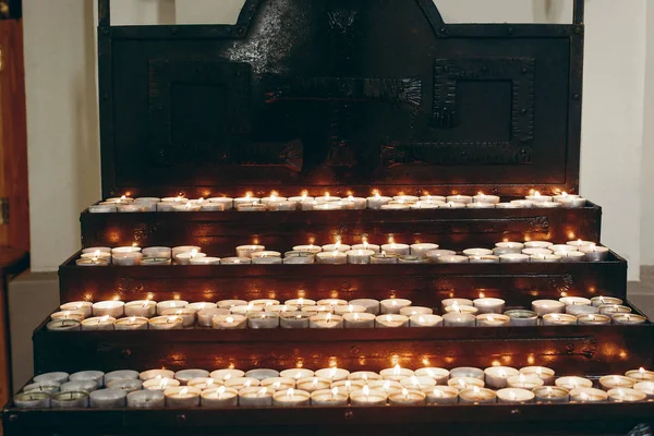 Velas ardientes en el altar de la iglesia — Foto de Stock