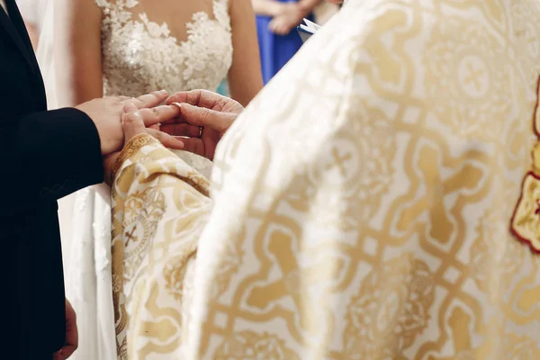 Novia y novio intercambian anillos — Foto de Stock