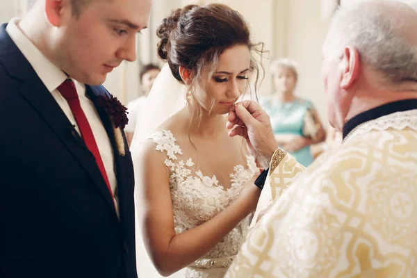 Noiva beijando anel de casamento — Fotografia de Stock