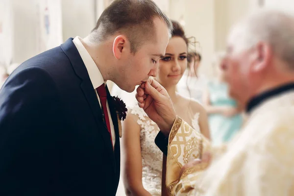 Noivo beijando anel de casamento — Fotografia de Stock