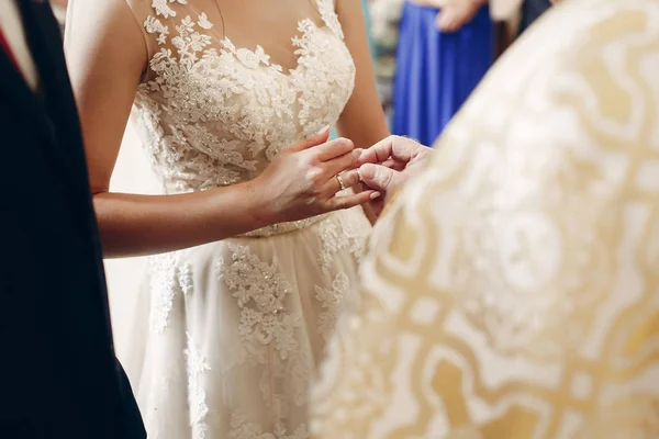 Обмен кольцами между невестой и женихом — стоковое фото