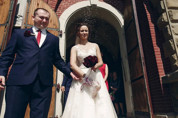 Novia y novio caminando fuera de la iglesia —  Fotos de Stock